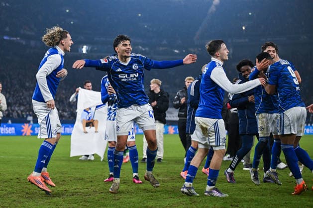 28 11 2025, Football, 2 Bundesliga, Season 2025 2026, Matchday 14, FC Schalke 04 SC Paderborn, The players of FC Schalke 04 are happy about the home win, Mika Wallentowitz FC Schalke 04 , Mertcan Ayhan FC Schalke 04 xRHR PHOTO YYx Copyright: KROEGER RHR-FOTOx RHR-FOTO YY