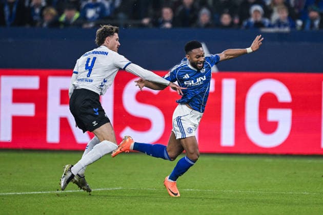 28 11 2025, Football, 2 Bundesliga, Season 2025 2026, Matchday 14, FC Schalke 04 SC Paderborn, Calvin Brackelmann SC Paderborn 07 ,Moussa Sylla FC Schalke 04 , No penalty, xRHR PHOTO YYx Copyright: KROEGER RHR-FOTOx RHR-FOTO YY