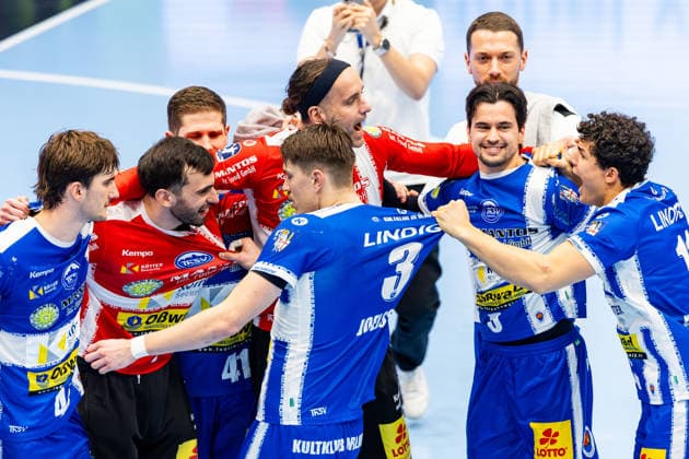 28 11 2025, GER, Handball, Men, Season 25 26, Daikin 1 Bl, Matchday 14, ThSV Eisenach THW Kiel ThSV Eisenach celebrates after the successful draw against the favorites THW Kiel, with in the picture Stephan Seitz ThSV Eisenach,44 , Matija Spikic ThSV Eisenach,1 , Oskar Joelsson ThSV Eisenach,3 , Silvio Heinevetter ThSV Eisenach,12 , Timothy Reichmuth ThSV Eisenach,5 , Gian Attenhofer ThSV Eisenach,11 99817 Eisenach Werner Assmann Halle Am Sportp Thueringen Germany