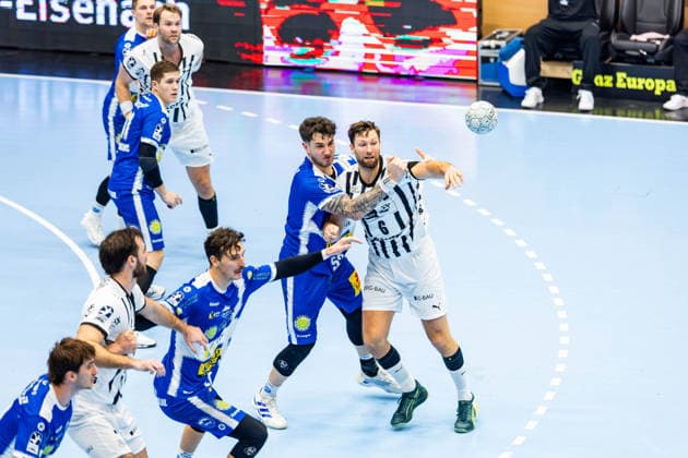 28 11 2025, GER, Handball, Men, Season 25 26, Daikin 1 Bl, 14 Matchday, ThSV Eisenach THW Kiel Justin Kurch ThSV Eisenach,52 , Harald Reinkind THW Kiel 99817 Eisenach Werner Assmann Halle Am Sportp Thueringen Germany