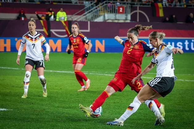 Klara Buehl 19 Germany , right, with a pass to Giulia Gwinn 7 Germany , Ona Batlle 2 Spain Seleccion Espanola Femenina de Futbol tries to stop her in vain, Germany vs Spain, Football, Women, UEFA, Women™s Nations League, Season 2025 2026, Final Round 1 of 2, 28 11 2025 Kaiserslautern Rhineland-Palatinate Germany Copyright: xkolbert-press MartinxAgüerax