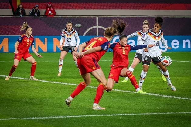 Maria Mendez Fernandez 5 (Spanien Seleccion Espanola Femenina de Futbol) kiaert einen Ball vor Shekiera Martinez 18 (Deutschland), mit Irene Paredes Hernandez 4 (Spanien Seleccion Espanola Femenina de Futbol), Olga Carmona Garcia 7 (Spanien Seleccion Espanola Femenina de Futbol) und Jule Brand 22 (Deutschland) Deutschland vs. Spanien, Fussball, Frauen, UEFA, Women™s Nations League, Saison 2025 2026, Finale - Runde 1 von 2, 28.11.2025 Kaiserslautern Rheinland-Pfalz Deutschland Copyright: xkolbert-press MartinxAgüerax