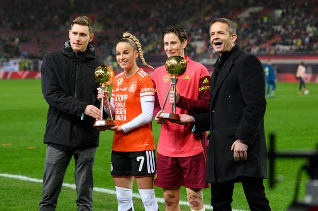 28 11 2025, Football, UEFA Womens Nations League Final, Final, First leg, Germany Spain Giulia Gwinn and Ann Katrin Berger Germany were honored as Footballers of the Year before the match The award was presented by Thiemo Müller on the far right and Paul Bartmuß on the far left from the Kicker editorial team