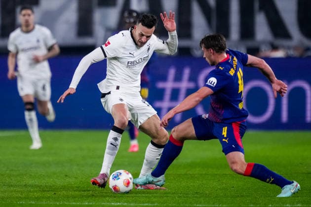 MOENCHENGLADBACH, GERMANY - NOVEMBER 28: Haris Tabakovic of Borussia Monchengladbach is challenged by Willi Orban of RB Leipzig during the Bundesliga match between Borussia Monchengladbach and RB Leipzig at Borussia-Park on November 28, 2025 in Moenchengladbach, Germany. (Photo by Rene Nijhuis) SPO  Copyright: xRenexNijhuis