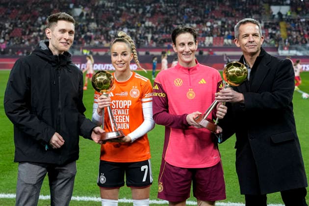 from left Giulia Gwinn DFB Women and Ann Katrin Berger Goalkeeper, Goalkeeper, DFB Women at the award ceremony before the kick-off, kicker, honor, award, German national player, Germany s national players, 28 11 2025, Kaiserslautern Germany , Football, UEFA Women s Nations League, Final, First leg, Germany Spain, THE EVENT REGULATES PROHIBIT ANY USE OF PHOTOGRAPHS AS IMAGE SEQUENCES AND OR QUASI VIDEO xozx