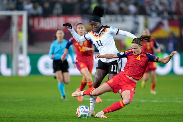 v li Nicole Anyomi DFB Women, 11 , Irene Paredes Hernandez Spain, 4 , duel, duel, tackle, tackling, dynamics, action, action, 28 11 2025, Kaiserslautern Germany , football, UEFA Women s Nations League, final, first leg, Germany Spain, THE EVENT REGULATIONS PROHIBIT ANY USE OF PHOTOGRAPHS AS IMAGE SEQUENCES AND OR QUASI VIDEO xozx