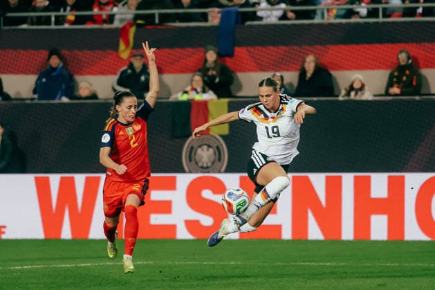 Kaiserslautern, Germany, November 28th 2025 Klara Buehl ( 19 - Germany) receiving a ball artistically during the UEFA Womens Nations League final match between Germany and Spain at Fritz-Walter-Stadion, in Kaiserslautern, Germany. (Gabor Baumgarten SPP) Copyright: xGaborxBaumgartenx xSPPx Sportspressphoto_SPR66885