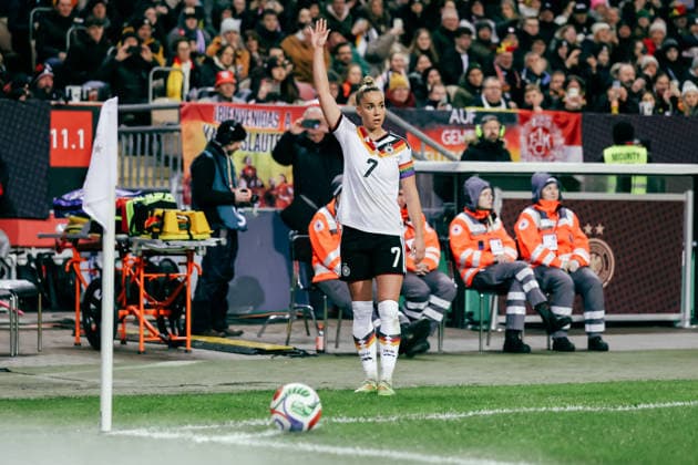 Kaiserslautern, Germany, November 28th 2025 Giulia Gwinn ( 7 - Germany) taking a corner shot during the UEFA Womens Nations League final match between Germany and Spain at Fritz-Walter-Stadion, in Kaiserslautern, Germany. (Gabor Baumgarten SPP) Copyright: xGaborxBaumgartenx xSPPx spp-en-GaBaSp-25_11_28_Germany_Spain_Nations League Final_Gabor Baumgarten-520140