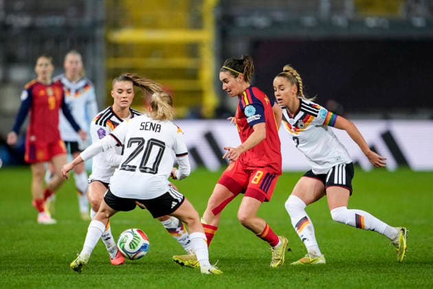 v li Selina Cerci DFB Women, 15 , Elisa Senß Senss, DFB Women, 20 , Mariona Caldentey Oliver Spain, 8 , Giulia Gwinn DFB Women, 7, captain , duel, duel, tackle, tackling, dynamics, action, Action, 28 11 2025, Kaiserslautern Germany , Football, UEFA Women s Nations League, Final, First leg, Germany Spain, THE EVENT REGULATES PROHIBIT ANY USE OF PHOTOGRAPHS AS IMAGE SEQUENCES AND OR QUASI VIDEO xozx