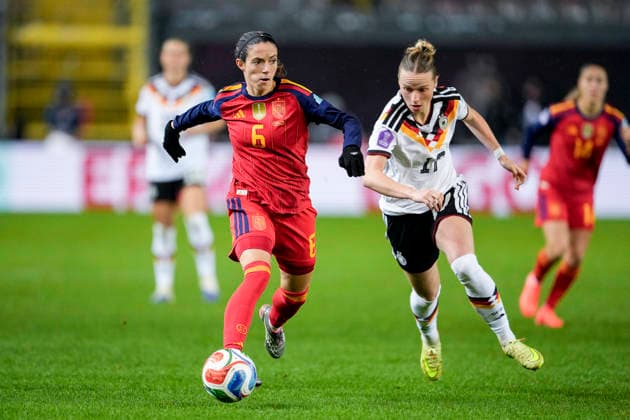 v li Aitana Bonmati Conca Spain, 6 , Franziska Kett DFB Women, 17 , duel, duel, tackle, tackling, dynamics, action, action, 28 11 2025, Kaiserslautern Germany , Football, UEFA Women s Nations League, Final, First leg, Germany Spain, THE EVENT REGULATIONS PROHIBIT ANY USE OF PHOTOGRAPHS AS IMAGE SEQUENCES AND OR QUASI VIDEO xozx