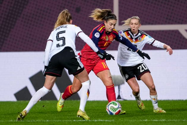 v li Janina Minge DFB Women, 5 , Alexia Putellas Segura Spain, 11 , Elisa Senß Senss, DFB Women, 20 , duel, duel, tackle, tackling, dynamics, action, action, 28 11 2025, Kaiserslautern Germany , football, UEFA Women s Nations League, final, first leg, Germany Spain, THE EVENT REGULATES PROHIBIT ANY USE OF PHOTOGRAPHS AS IMAGE SEQUENCES AND OR QUASI VIDEO xozx