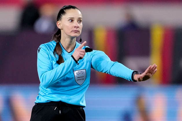 Iuliana Demetrescu referee, Romania , gives instructions, gestures, gesticulates with arms, single image, single photo, action, action, 28 11 2025, Kaiserslautern Germany , football, UEFA Women s Nations League, final, first leg, Germany Spain, THE EVENT REGULATIONS PROHIBIT ANY USE OF PHOTOGRAPHS AS IMAGE SEQUENCES AND OR QUASI VIDEO xozx