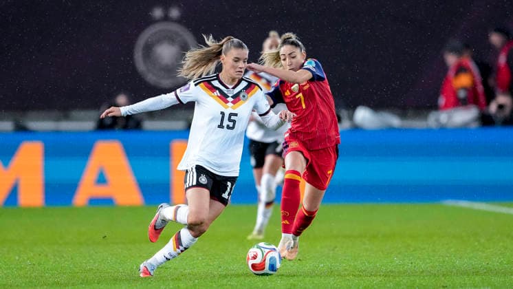 v li Selina Cerci DFB Women, 15 , Olga Carmona Garcia Spain, 7 , duel, duel, tackle, tackling, dynamics, action, action, 28 11 2025, Kaiserslautern Germany , Football, UEFA Women s Nations League, Final, First leg, Germany Spain, THE EVENT REGULATIONS PROHIBIT ANY USE OF PHOTOGRAPHS AS IMAGE SEQUENCES AND OR QUASI VIDEO xozx
