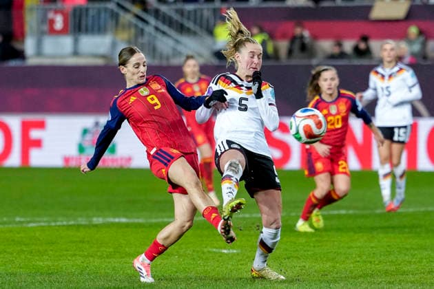 v li Esther Gonzalez Rodríguez Spain, 9 , Janina Minge DFB Women, 5 , duel, duel, duel, tackle, tackling, dynamics, action, action, 28 11 2025, Kaiserslautern Germany , Football, UEFA Women s Nations League, Final, First leg, Germany Spain, THE EVENT REGULATIONS PROHIBIT ANY USE OF PHOTOGRAPHS AS IMAGE SEQUENCES AND OR QUASI VIDEO xozx