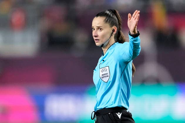 Iuliana Demetrescu referee, Romania , gives instructions, gestures, gesticulates with arms, single image, single photo, action, action, 28 11 2025, Kaiserslautern Germany , football, UEFA Women s Nations League, final, first leg, Germany Spain, THE EVENT REGULATIONS PROHIBIT ANY USE OF PHOTOGRAPHS AS IMAGE SEQUENCES AND OR QUASI VIDEO xozx