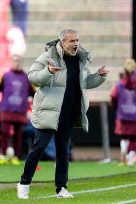Christian Wück coach, national coach, DFB women , gives instructions, gestures, gesticulates with arms, cropped, full body, single image, single photo, action, action, 28 11 2025, Kaiserslautern Germany , football, UEFA Women s Nations League, final, first leg, Germany Spain, THE EVENT REGULATIONS PROHIBIT ANY USE OF PHOTOGRAPHS AS IMAGE SEQUENCES AND OR QUASI VIDEO xozx