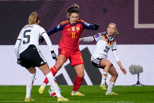 v li Janina Minge DFB Women, 5 , Alexia Putellas Segura Spain, 11 , Elisa Senß Senss, DFB Women, 20 , duel, duel, tackle, tackling, dynamics, action, action, 28 11 2025, Kaiserslautern Germany , football, UEFA Women s Nations League, final, first leg, Germany Spain, THE EVENT REGULATES PROHIBIT ANY USE OF PHOTOGRAPHS AS IMAGE SEQUENCES AND OR QUASI VIDEO xozx