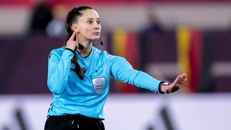 Iuliana Demetrescu referee, Romania , gives instructions, gestures, gesticulates with arms, single image, single photo, action, action, 28 11 2025, Kaiserslautern Germany , football, UEFA Women s Nations League, final, first leg, Germany Spain, THE EVENT REGULATIONS PROHIBIT ANY USE OF PHOTOGRAPHS AS IMAGE SEQUENCES AND OR QUASI VIDEO xozx
