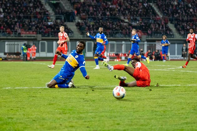 Regionalliga Nordost: FC Rot-Weiß Erfurt vs. FC Carl Zeiss Jena; Erfurt; 28.11.2025 Malik Talabidi ( 12; FC Carl Zeiss Jena) gegen Nathan Fuakala ( 5; FC Rot-Weiß Erfurt) Regionalliga Nordost: FC Rot-Weiß Erfurt vs. FC Carl Zeiss Jena; Steigerwaldstadion Erfurt; 28.11.2025 Copyright: xBEAUTIFULxSPORTS Duehringx