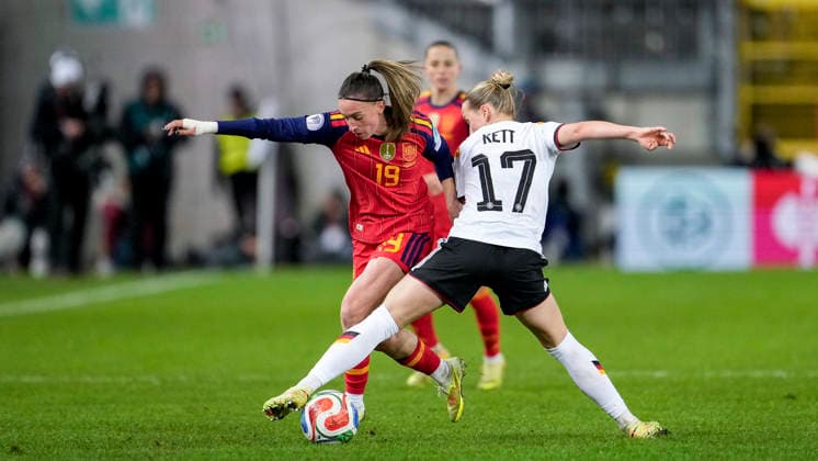 v li Eva Navarro Spain, 19 , Franziska Kett DFB Women, 17 , duel, duel, tackle, tackling, dynamics, action, action, 28 11 2025, Kaiserslautern Germany , football, UEFA Women s Nations League, final, first leg, Germany Spain, THE EVENT REGULATIONS PROHIBIT ANY USE OF PHOTOGRAPHS AS IMAGE SEQUENCES AND OR QUASI VIDEO xozx