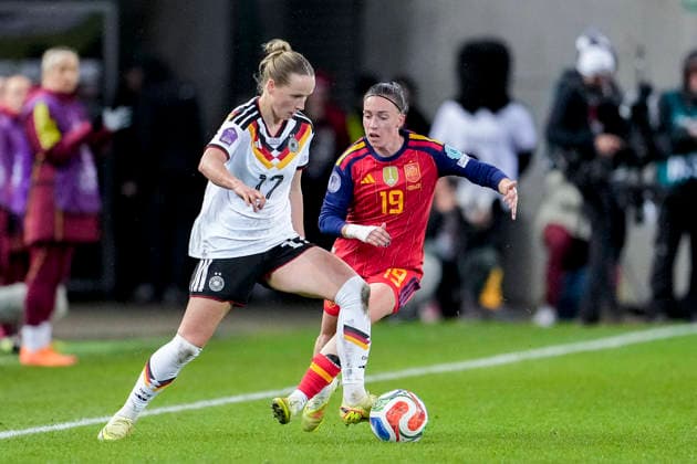 v li Franziska Kett DFB Women, 17 , Eva Navarro Spain, 19 , duel, duel, tackle, tackling, dynamics, action, action, 28 11 2025, Kaiserslautern Germany , Football, UEFA Women s Nations League, Final, First leg, Germany Spain, THE EVENT REGULATIONS PROHIBIT ANY USE OF PHOTOGRAPHS AS IMAGE SEQUENCES AND OR QUASI VIDEO xozx