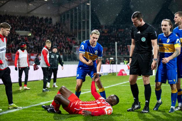 Regionalliga Nordost FC Rot Weiß Erfurt vs FC Carl Zeiss Jena Erfurt 28 11 2025 Obed Chidindu Ugondu 13 FC Rot Weiß Erfurt vs Sören Kurt Reddemann 5 FC Carl Zeiss Jena Regionalliga Nordost FC Rot Weiß Erfurt vs FC Carl Zeiss Jena Steigerwaldstadion Erfurt 28 11 2025 Copyright: xBEAUTIFULxSPORTS Duehringx