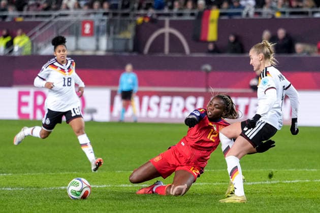 v li Edna Imade Imade Spain, 12 , Janina Minge DFB Women, 5 , duel, duel, tackle, tackling, dynamics, action, action, 28 11 2025, Kaiserslautern Germany , football, UEFA Women s Nations League, final, first leg, Germany Spain, THE EVENT REGULATIONS PROHIBIT ANY USE OF PHOTOGRAPHS AS IMAGE SEQUENCES AND OR QUASI VIDEO xozx