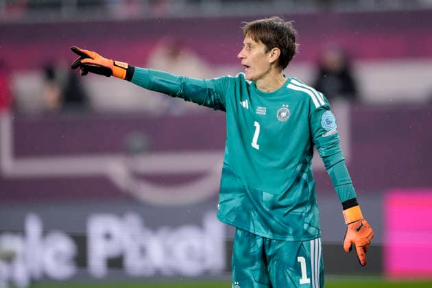 Ann Katrin Berger Goalkeeper, Goalkeeper, DFB Women, 1 , gives instructions, gestures, gesticulates with arms, single image, single photo, action, action, 28 11 2025, Kaiserslautern Germany , Football, UEFA Women s Nations League, Final, First leg, Germany Spain, THE EVENT REGULATIONS PROHIBIT ANY USE OF PHOTOGRAPHS AS IMAGE SEQUENCES AND OR QUASI VIDEO xozx