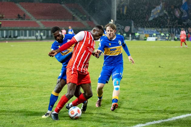 Regionalliga Nordost FC Rot Weiß Erfurt vs FC Carl Zeiss Jena Erfurt 28 11 2025 Obed Chidindu Ugondu 13 FC Rot Weiß Erfurt vs Malik Talabidi 12 FC Carl Zeiss Jena behind and Jona Kratzenberg 19 FC Carl Zeiss Jena right Regionalliga Nordost FC Rot Weiß Erfurt vs FC Carl Zeiss Jena Steigerwaldstadion Erfurt 28 11 2025 Copyright: xBEAUTIFULxSPORTS Duehringx