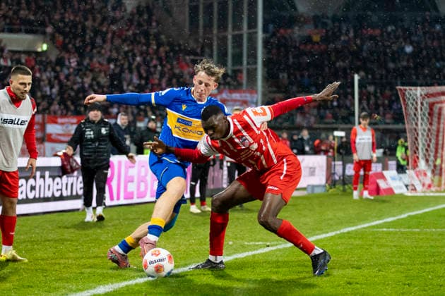 Regionalliga Nordost FC Rot Weiß Erfurt vs FC Carl Zeiss Jena Erfurt 28 11 2025 Obed Chidindu Ugondu 13 FC Rot Weiß Erfurt vs Jona Kratzenberg 19 FC Carl Zeiss Jena Regionalliga Nordost FC Rot Weiß Erfurt vs FC Carl Zeiss Jena Steigerwaldstadion Erfurt 28 11 2025 Copyright: xBEAUTIFULxSPORTS Duehringx