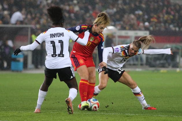 28 11 2025 Football Women 2025 2026 UEFA Women s Nations League Final First leg Germany Spain Fritz Walter Stadion Kaiserslautern Alexia Putellas ESP, red is in front Selina Cerci GER, white, right on the ball Nicole Anyomi GER, white is in front Kaiserslautern Rhineland-Palatinate Germany