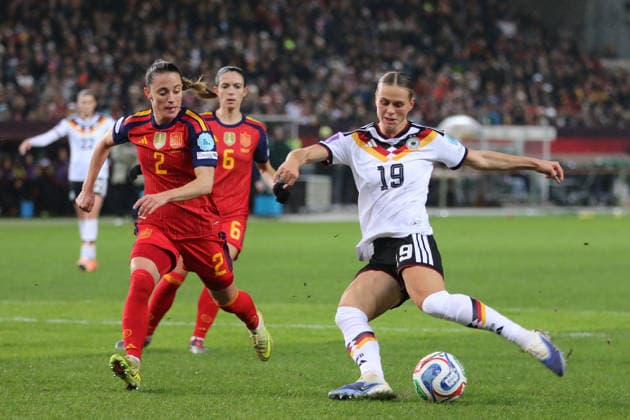 28 11 2025 Football Women 2025 2026 UEFA Women s Nations League Final First leg Germany Spain Fritz Walter Stadion Kaiserslautern Klara Bühl GER, white taking a shot on goal Ona Batlle ESP, red running next to her Kaiserslautern Rhineland-Palatinate Germany