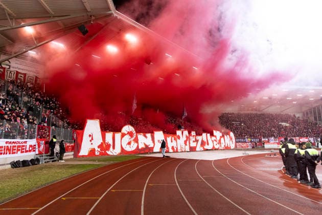 Regionalliga Nordost FC Rot Weiß Erfurt vs FC Carl Zeiss Jena Erfurt 28 11 2025 Choreography FC Rot Weiß Erfurt Fans Regionalliga Nordost FC Rot Weiß Erfurt vs FC Carl Zeiss Jena Steigerwaldstadion Erfurt 28 11 2025 Copyright: xBEAUTIFULxSPORTS Duehringx