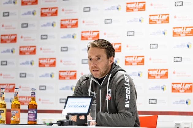 Regionalliga Nordost FC Rot Weiß Erfurt vs FC Carl Zeiss Jena Erfurt 28 11 2025 Fabian Gerber Coach FC Rot Weiß Erfurt at the press conference Regionalliga Nordost FC Rot Weiß Erfurt vs FC Carl Zeiss Jena Steigerwaldstadion Erfurt 28 11 2025 Copyright: xBEAUTIFULxSPORTS Duehringx