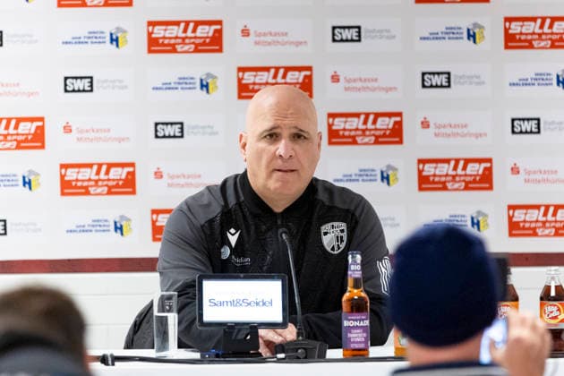 Regionalliga Nordost FC Rot Weiß Erfurt vs FC Carl Zeiss Jena Erfurt 28 11 2025 Volkan Uluc Coach FC Carl Zeiss Jena at the press conference Regionalliga Nordost FC Rot Weiß Erfurt vs FC Carl Zeiss Jena Steigerwaldstadion Erfurt 28 11 2025 Copyright: xBEAUTIFULxSPORTS Duehringx