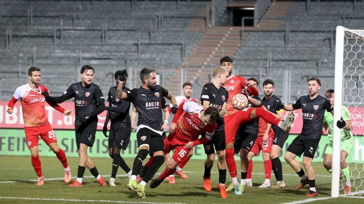 28 11 2025, xfsx, Men, Soccer, Season 2025 2026, Regionalliga Bayern, 20 Matchday FC Wuerzburger Kickers TSV Buchbach v li Kevin Hingerl TSV Buchbach , Peter Kurzweg FC Wuerzburger Kickers , Sascha Hingerl TSV Buchbach , Ebrahim Fahrahnak FC Wuerzburger Kickers Wuerzburg AKON ARENA Bayern Germany