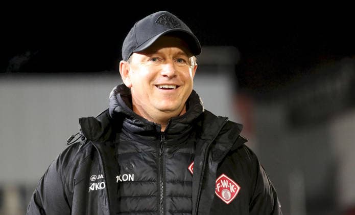 28 11 2025, xfsx, Men, Soccer, Season 2025 2026, Regionalliga Bayern, 20 Matchday FC Wuerzburger Kickers TSV Buchbach v li Coach Marc Reitmaier FC Wuerzburger Kickers laughing, smiling, joy, single picture Wuerzburg AKON ARENA Bayern Germany