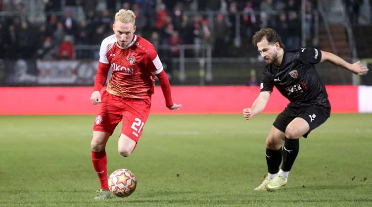 28 11 2025, xfsx, Men, Soccer, Season 2025 2026, Regionalliga Bayern, 20 Matchday FC Wuerzburger Kickers TSV Buchbach v li Luke Hemmerich FC Wuerzburger Kickers , Tobias Heiland TSV Buchbach Wuerzburg AKON ARENA Bayern Germany