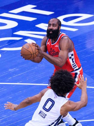 November 28, 2025, Inglewood, California, USA: James Harden 1 of the Los Angeles Clippers puts a shot over Jaylen Wells 0 of the Memphis Grizzlies during their 2025 NBA, Basketball Herren, USA Cup game on Friday November 28, 2025 at Intuit Dome Arena in Inglewood, California. JAVIER ROJAS PI Inglewood USA - ZUMAp124 20251128_zaa_p124_006 Copyright: xJavierxRojasx
