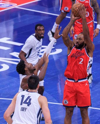 November 28, 2025, Inglewood, California, USA: Kawhi Leonard 2 of the Los Angeles Clippers puts up a shot during their 2025 NBA, Basketball Herren, USA Cup game against the Memphis Grizzlies on Friday November 28, 2025 at Intuit Dome Arena in Inglewood, California. JAVIER ROJAS PI Inglewood USA - ZUMAp124 20251128_zaa_p124_008 Copyright: xJavierxRojasx