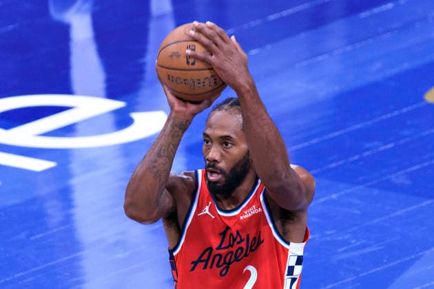 November 28, 2025, Inglewood, California, USA: Kawhi Leonard 2 of the Los Angeles Clippers puts a free throw during their 2025 NBA, Basketball Herren, USA Cup game against the Memphis Grizzlies on Friday November 28, 2025 at Intuit Dome Arena in Inglewood, California. JAVIER ROJAS PI Inglewood USA - ZUMAp124 20251128_zaa_p124_009 Copyright: xJavierxRojasx