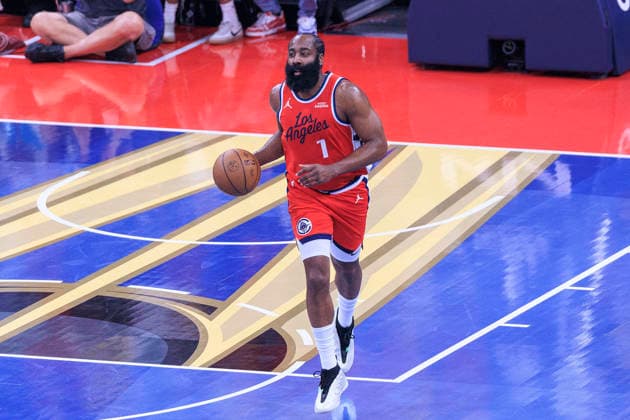 November 28, 2025, Inglewood, California, USA: James Harden 1 of the Los Angeles Clippers during their 2025 NBA, Basketball Herren, USA Cup game against the Memphis Grizzlies on Friday November 28, 2025 at Intuit Dome Arena in Inglewood, California. JAVIER ROJAS PI Inglewood USA - ZUMAp124 20251128_zaa_p124_010 Copyright: xJavierxRojasx