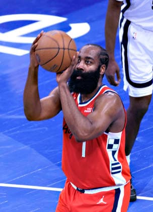 November 28, 2025, Inglewood, California, USA: James Harden 1 of the Los Angeles Clippers puts up a free throw during their 2025 NBA, Basketball Herren, USA Cup game against the Memphis Grizzlies on Friday November 28, 2025 at Intuit Dome Arena in Inglewood, California. JAVIER ROJAS PI Inglewood USA - ZUMAp124 20251128_zaa_p124_011 Copyright: xJavierxRojasx