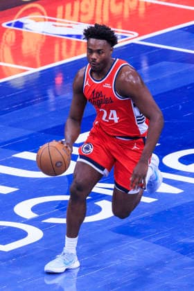 November 28, 2025, Inglewood, California, USA: Kobe Brown 24 of the Los Angeles Clippers with the ball during their 2025 NBA, Basketball Herren, USA Cup game against the Memphis Grizzlies on Friday November 28, 2025 at Intuit Dome Arena in Inglewood, California. JAVIER ROJAS PI Inglewood USA - ZUMAp124 20251128_zaa_p124_012 Copyright: xJavierxRojasx