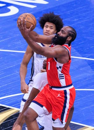 November 28, 2025, Inglewood, California, USA: James Harden 1 of the Los Angeles Clippers puts up a layup past Jaylen Wells 0 of the Memphis Grizzlies during their 2025 NBA, Basketball Herren, USA Cup game on Friday November 28, 2025 at Intuit Dome Arena in Inglewood, California. JAVIER ROJAS PI Inglewood USA - ZUMAp124 20251128_zaa_p124_013 Copyright: xJavierxRojasx
