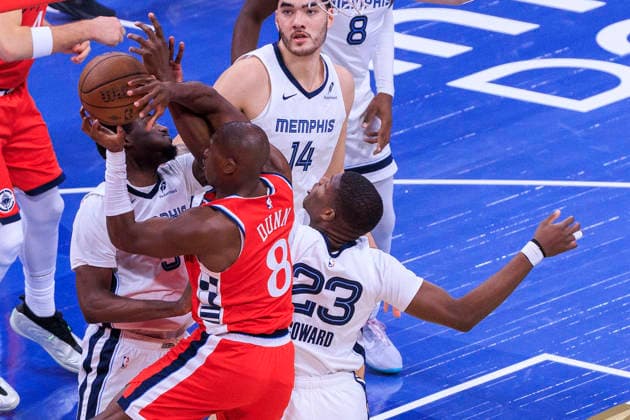 November 28, 2025, Inglewood, California, USA: Kris Dunn 8 of the Los Angeles Clippers is defended by Kentavious Caldwell-Pope 3 and Cedric Coward 23 of the Memphis Grizzlies as he goes for a shot during their 2025 NBA, Basketball Herren, USA Cup game on Friday November 28, 2025 at Intuit Dome Arena in Inglewood, California. JAVIER ROJAS PI Inglewood USA - ZUMAp124 20251128_zaa_p124_017 Copyright: xJavierxRojasx