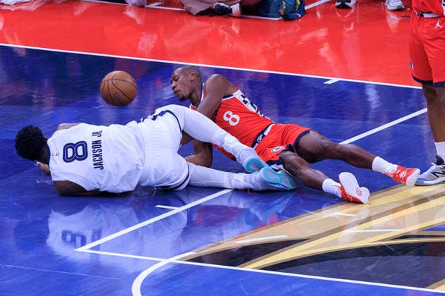 November 28, 2025, Inglewood, California, USA: Kris Dunn 8 of the Los Angeles Clippers and Jaren Jackson Jr. 8 of the Memphis Grizzlies go after a lose ball during their 2025 NBA, Basketball Herren, USA Cup game on Friday November 28, 2025 at Intuit Dome Arena in Inglewood, California. JAVIER ROJAS PI Inglewood USA - ZUMAp124 20251128_zaa_p124_018 Copyright: xJavierxRojasx