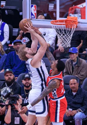 November 28, 2025, Inglewood, California, USA: John Collins 20 of the Los Angeles Clippers tries to block a shot by Jock Landale 31 of the Memphis Grizzlies during their 2025 NBA, Basketball Herren, USA Cup game on Friday November 28, 2025 at Intuit Dome Arena in Inglewood, California. JAVIER ROJAS PI Inglewood USA - ZUMAp124 20251128_zaa_p124_019 Copyright: xJavierxRojasx
