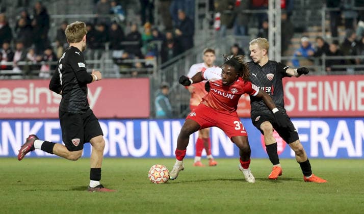 28 11 2025, xfsx, Men, Soccer, Season 2025 2026, Regionalliga Bayern, 20 Matchday FC Wuerzburger Kickers TSV Buchbach v li Alexander Mehring TSV Buchbach , Eliot Muteba FC Wuerzburger Kickers , Sascha Hingerl TSV Buchbach Wuerzburg AKON ARENA Bayern Germany