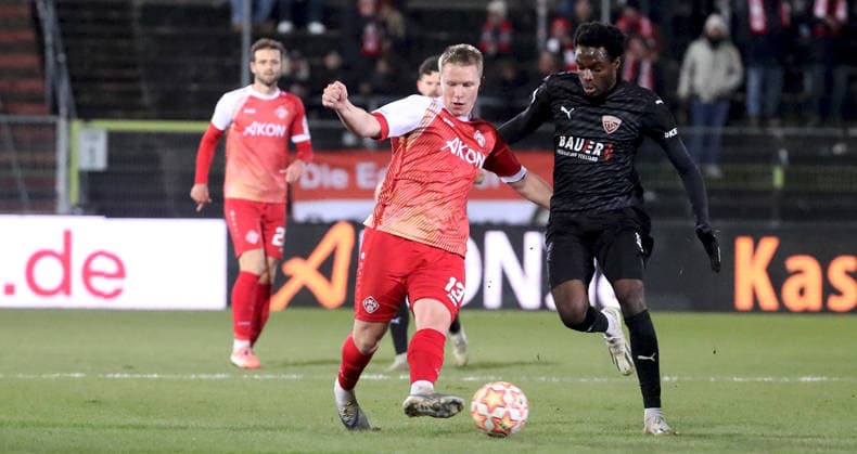 28 11 2025, xfsx, Men, Soccer, Season 2025 2026, Regionalliga Bayern, 20 Matchday FC Wuerzburger Kickers TSV Buchbach v li Philipp Ochs FC Wuerzburger Kickers , Daniel Muteba TSV Buchbach Wuerzburg AKON ARENA Bayern Germany